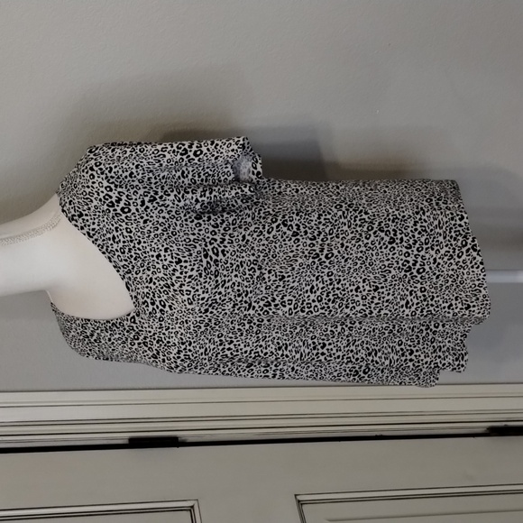 Vera Bradley women's size medium animal print black and white pocket tee - Picture 3 of 10